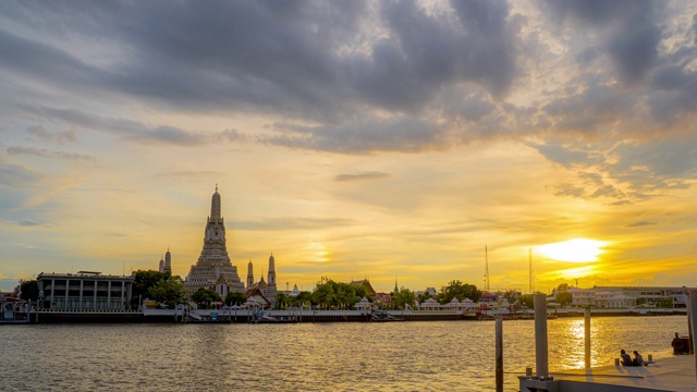日落时分的4K时间间隔。Wat Arun或称为寺庙的黎明是一个佛教寺庙位于曼谷Yai区在泰国曼谷视频素材