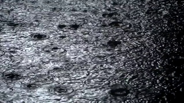 雨点缓慢地落在人行道上视频下载