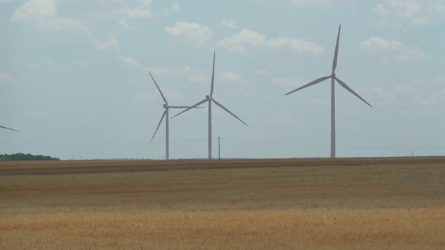 法国乡村的风力涡轮机农场视频素材