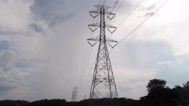 高压电塔的延时。电力线路轮廓。日落时分的塔架和高压电线。视频素材