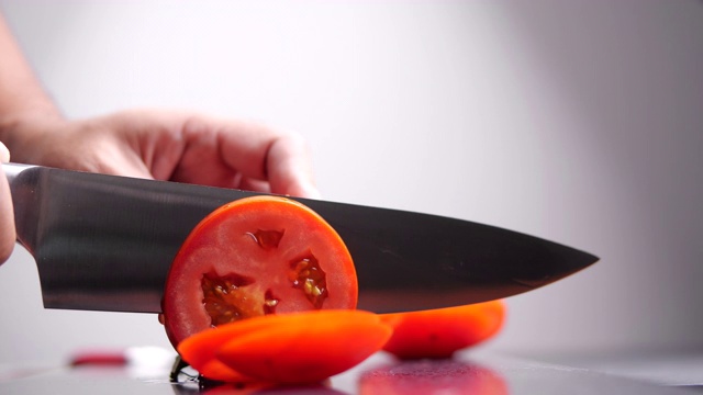 手拿刀切红番茄视频下载