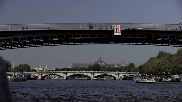游船在巴黎塞纳河上游弋视频素材
