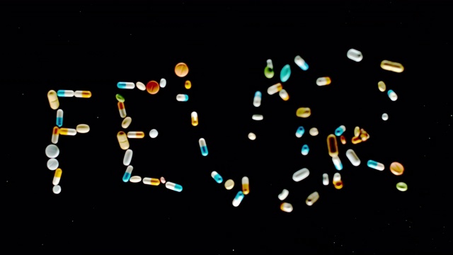SLO MO LD“发烧”碑文由五颜六色的药片、药丸和胶囊飞向空中视频素材