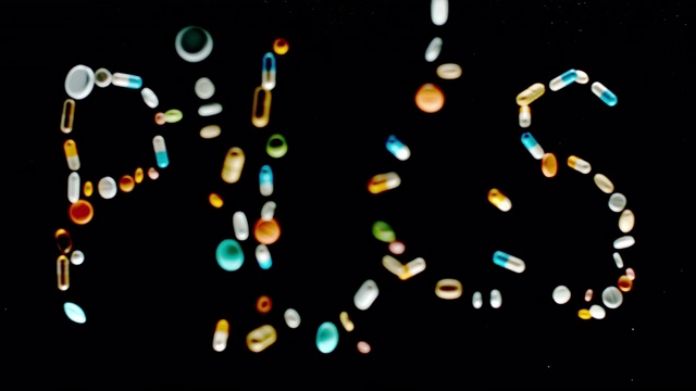 SLO MO LD的“药丸”题字由五颜六色的药片、药丸和胶囊飞向空中视频下载