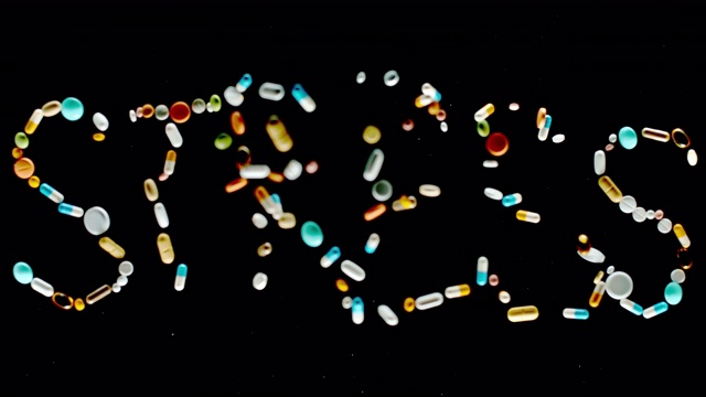 SLO MO LD“应力”碑文由五颜六色的药片、药丸和胶囊飞向空中视频素材