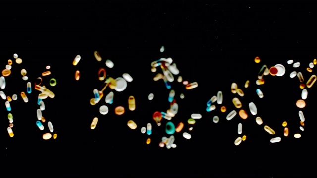 SLO MO LD的“药妆”题字由五颜六色的药片、药丸和胶囊飞向空中视频下载