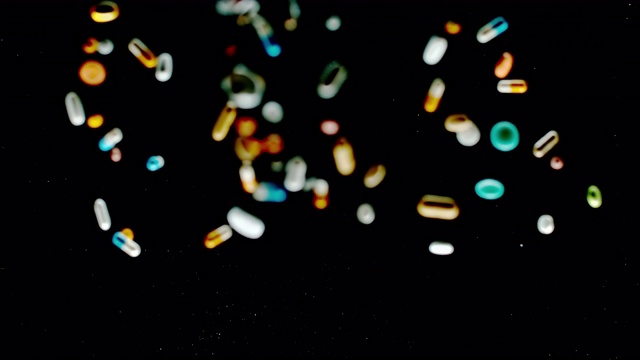 SLO MO LD的“SOS”碑文由五颜六色的药片和胶囊飞向空中视频素材