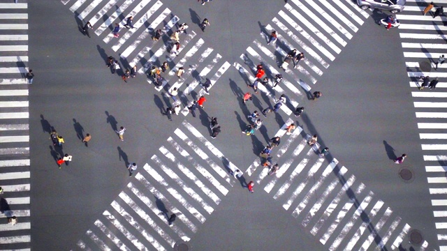 日本东京银座路十字路口拥挤的人群和汽车视频下载