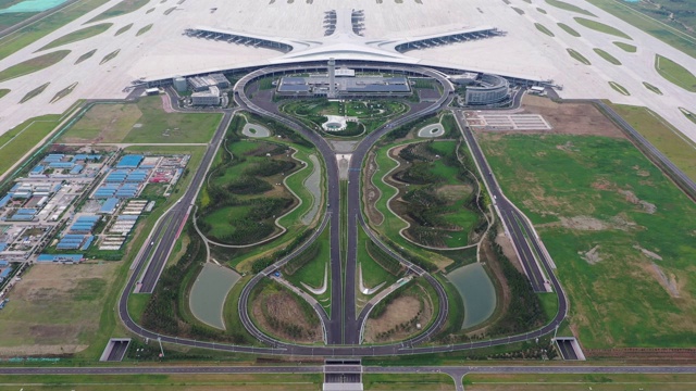 中国山东省青岛市，青岛胶东国际机场无人机鸟瞰图视频素材