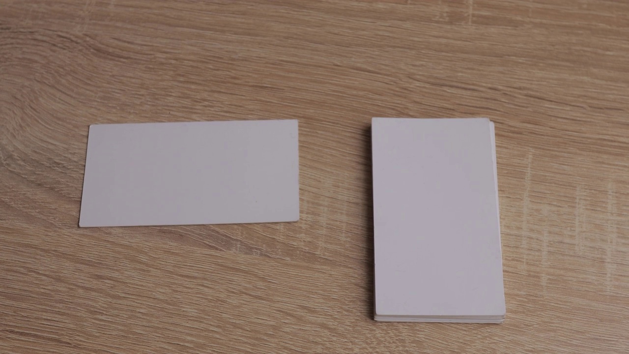 桌上放着空白的白纸名片视频素材