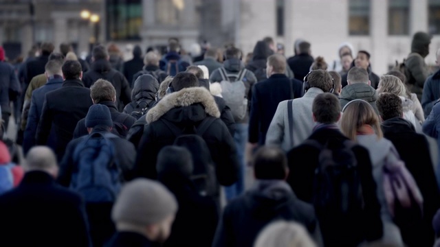 在寒冷的早晨步行的城市通勤者。后面的观点。60 fps SM。视频素材