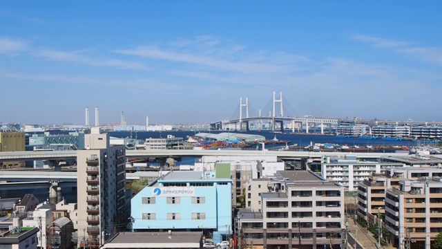 来自日本神奈川横滨的minatogamieru-koen公园的仓库、公路、住宅建筑和桥梁景观视频下载