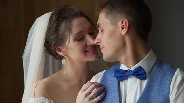 年轻的新婚夫妇拥抱与温柔视频下载