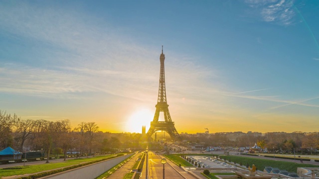 4K timelapse of Paris at sunrise with the Eiffel Tower at the Trocadero gardens.视频素材