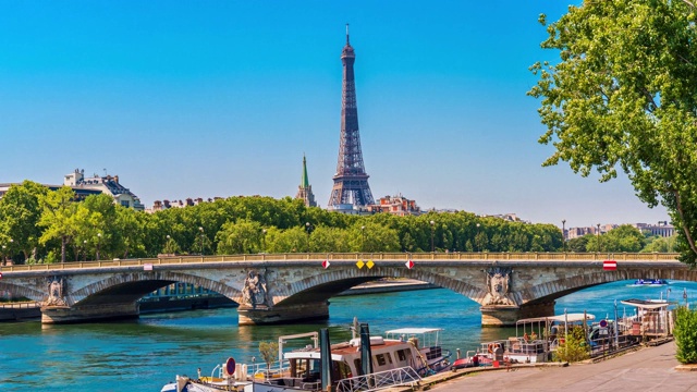 塞纳河上的埃菲尔铁塔和过往的飞艇，动态模糊。阳光明媚的夏日巴黎城著名的滨江湾塔观景桥时光流逝的全景视频素材