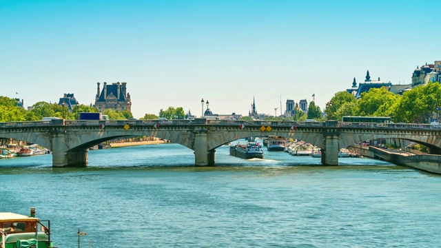 塞纳河上一段时间的流逝，飞艇在模糊的运动中驶过。阳光明媚的夏日，巴黎城著名的河滨海湾景色，越过历史悠久的大桥和巴黎圣母院近在眼前视频素材