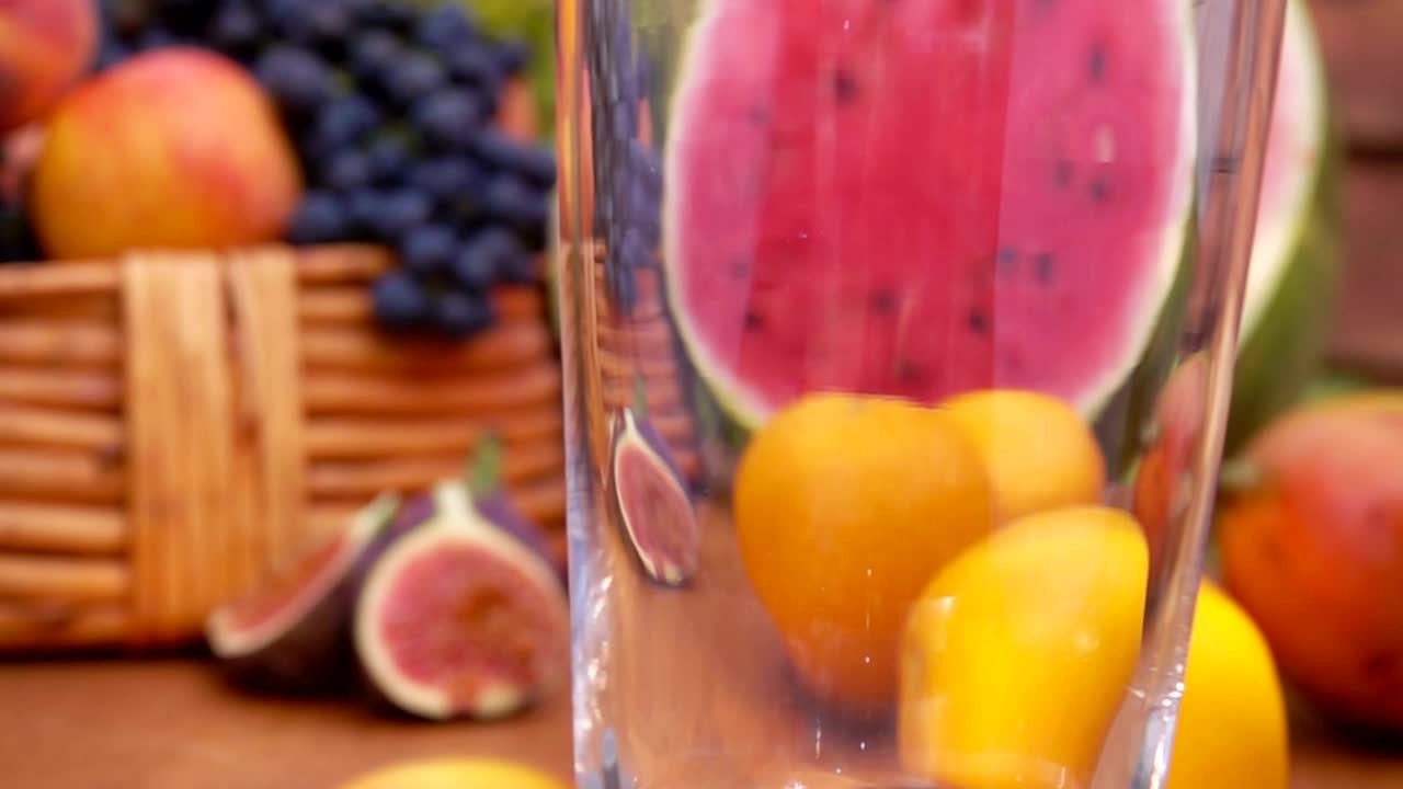 新鲜可口的多果果汁的蒸汽被倒进罐子里视频素材