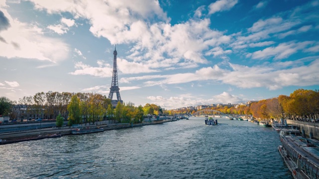 塞纳河上的埃菲尔铁塔和过往的飞艇，动态模糊。阳光明媚但阴天的夏天，巴黎市著名的滨江湾塔观景桥时光全景视频素材