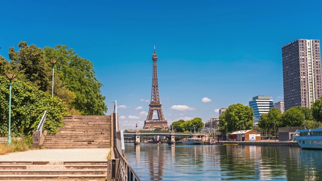 塞纳河上的埃菲尔铁塔和过往的飞艇，动态模糊。阳光明媚但阴天的夏天，巴黎市著名的滨江湾塔观景桥时光全景视频素材