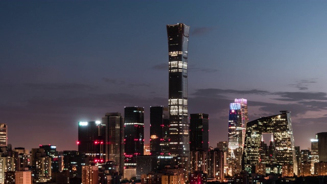 T/L PAN鸟瞰图北京天际线和市中心，白天到夜晚过渡/北京，中国视频素材