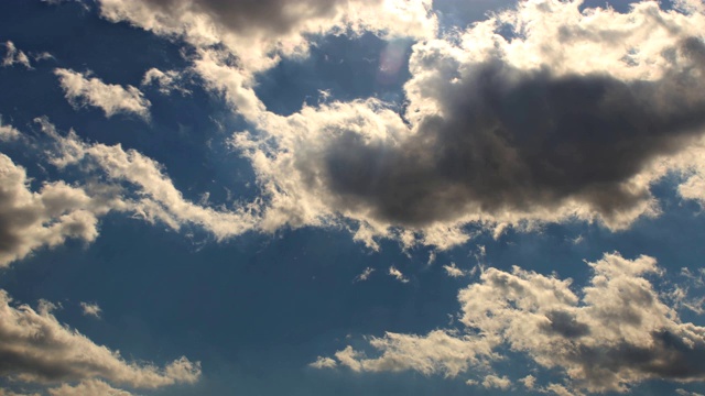 天气好，白色蓬松的云在蔚蓝的天空清天观时光流逝视频素材