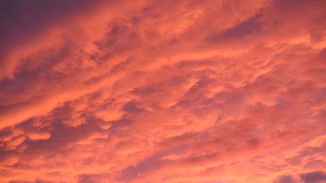 粉红色的云在日落时漂浮，然后逐渐变成蓝色视频下载