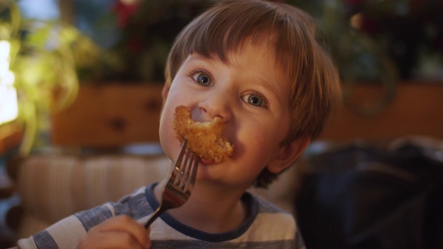 咖啡馆或餐厅里可爱的小男孩视频素材