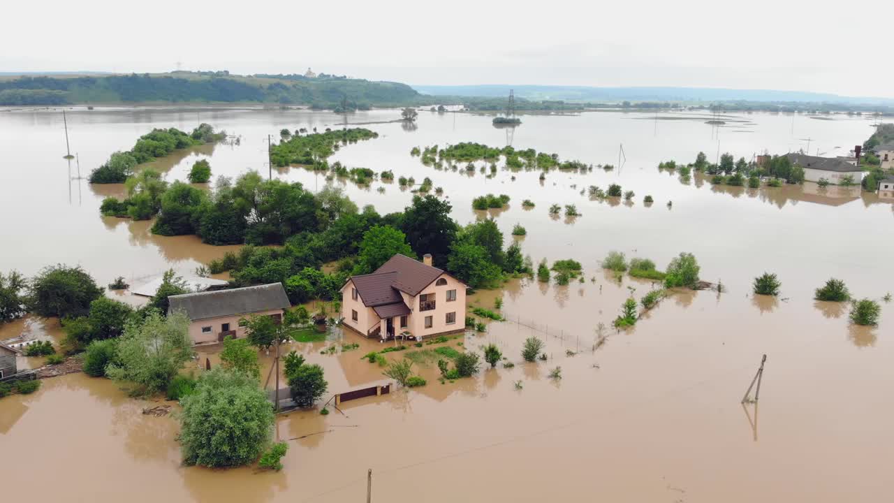 鸟瞰图洪水和被淹没的房屋。大规模自然灾害和破坏。一个大城市在洪水和雨水之后会被淹没。视频素材