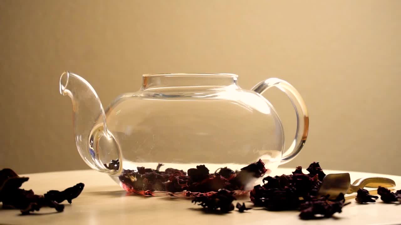 水在茶壶与红色的卡卡德茶视频下载