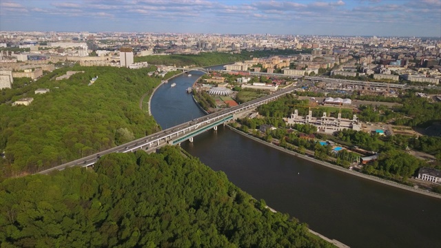 俄罗斯莫斯科夏日麻雀山河桥地铁站航拍全景4k视频素材