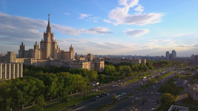 俄罗斯莫斯科日落光国立大学罗蒙诺索夫展望空中全景4k视频下载