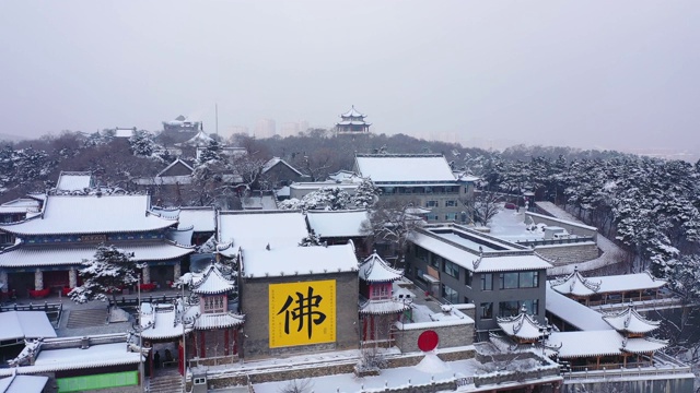 吉林雪山上的寺庙视频素材
