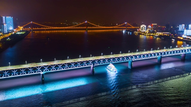 中国夜景时间照亮著名的武汉长江大桥航拍全景，4k时间流逝视频下载