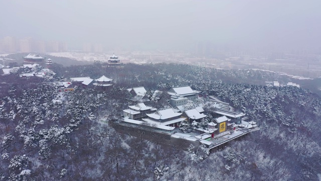 吉林雪山上的寺庙视频素材