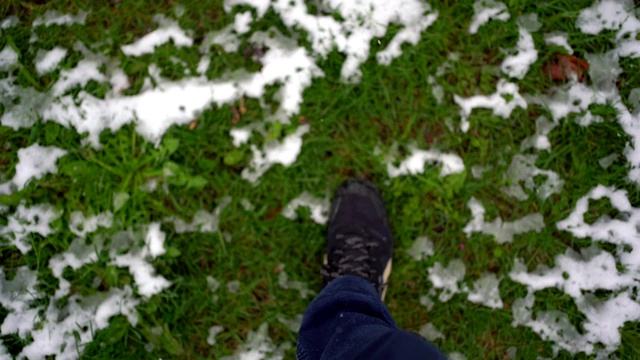 在白雪覆盖的公园里散步。视频素材