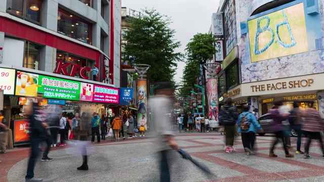 人们拥挤在西门町购物区，台北市视频素材