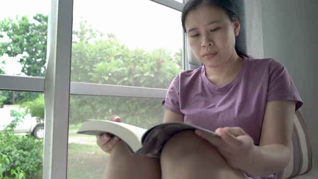 亚洲妇女在休息日读书视频素材