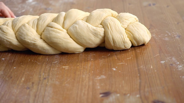 把生面团裹起来烤新鲜的白面包。视频下载