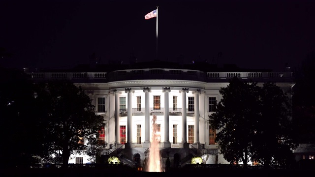 美国哥伦比亚特区华盛顿白宫的夜景建筑视频下载