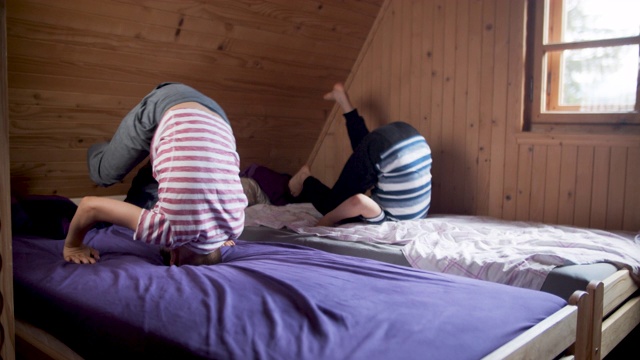 两个男孩在床上玩前翻视频下载