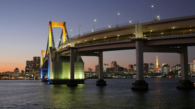 东京的夜景和彩虹桥在日落后被照亮的时间间隔视频素材