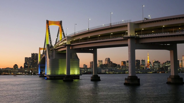 东京的夜景和彩虹桥在日落后被照亮的时间间隔视频素材