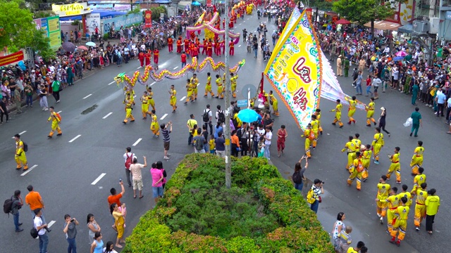中国非物质文化遗产、社会习俗和信仰宣布仪式(Tết Nguyên Tiêu)来自越南的中国人新年- 2020年7月5日-鸟瞰图。视频下载
