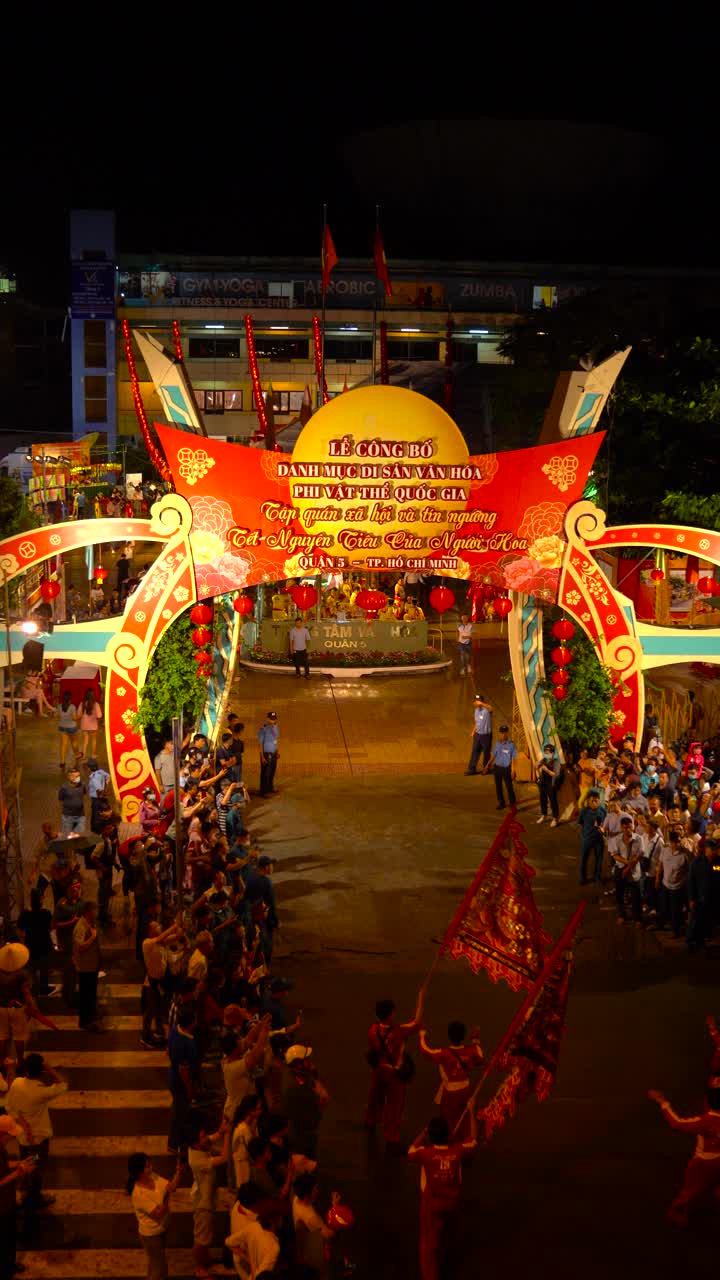 中国非物质文化遗产、社会习俗和信仰宣布仪式(Tết Nguyên Tiêu)来自越南的中国人新年- 2020年7月5日-鸟瞰图。视频素材