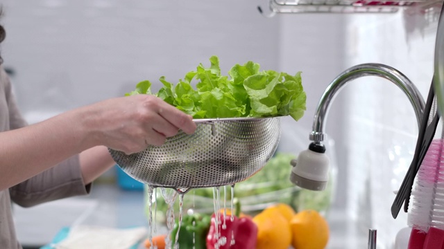 洗涤有机蔬菜沙拉视频素材