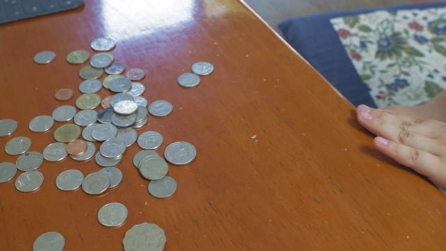 一个小女孩正在收集罐里的硬币视频下载
