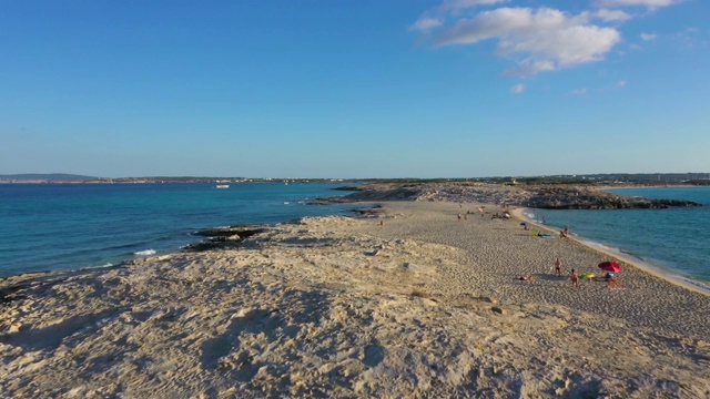 鸟瞰图的沙咀和绿松石水的Formentera，伊比沙岛视频素材