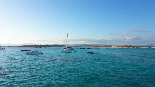福门特拉附近碧绿海水中的游艇鸟瞰图。西班牙巴利阿里群岛视频下载