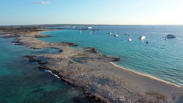 鸟瞰图的沙咀和绿松石水的Formentera，伊比沙岛视频素材