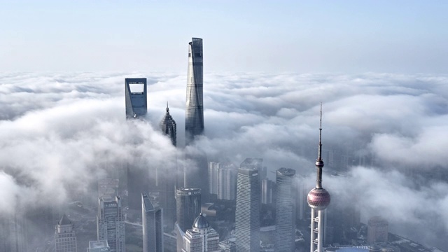 4K:中国浓雾中的上海天际线鸟瞰图视频素材